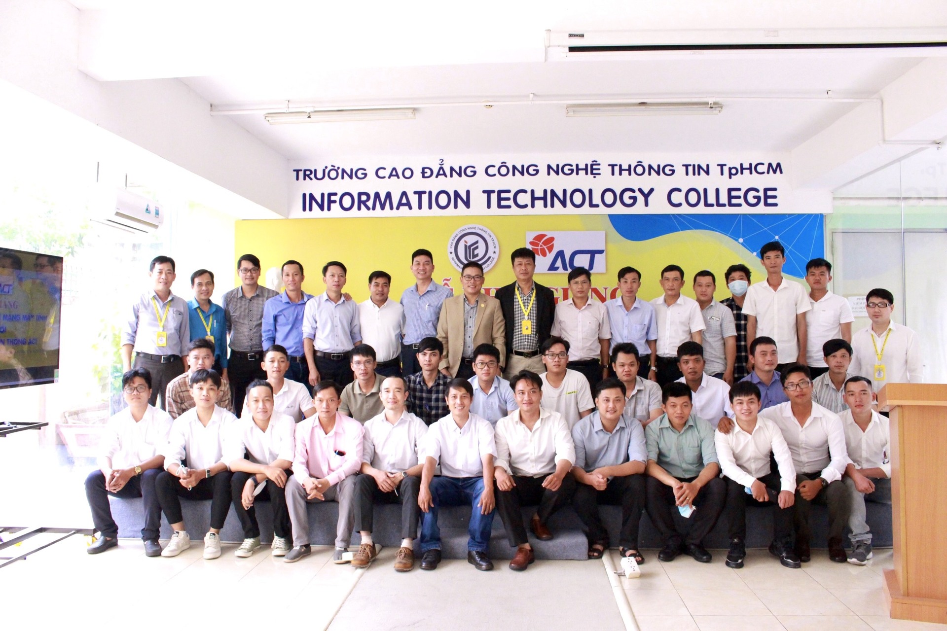 Lễ khai giảng lớp Trung cấp Quản trị mạng máy tính liên kết với Công ty CP Viễn Thông ACT