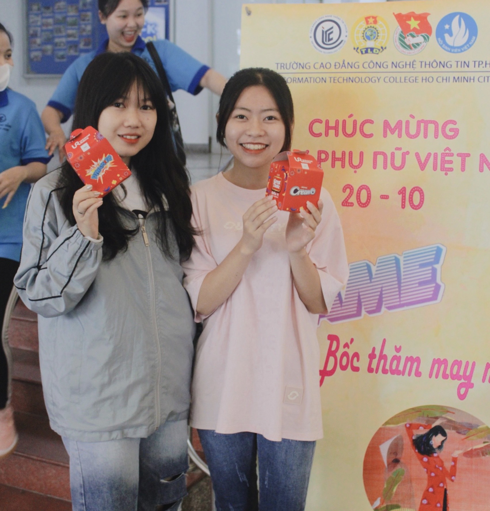 Nữ sinh ITC hào hứng tham gia minigame trong ngày Phụ nữ Việt Nam 20.10