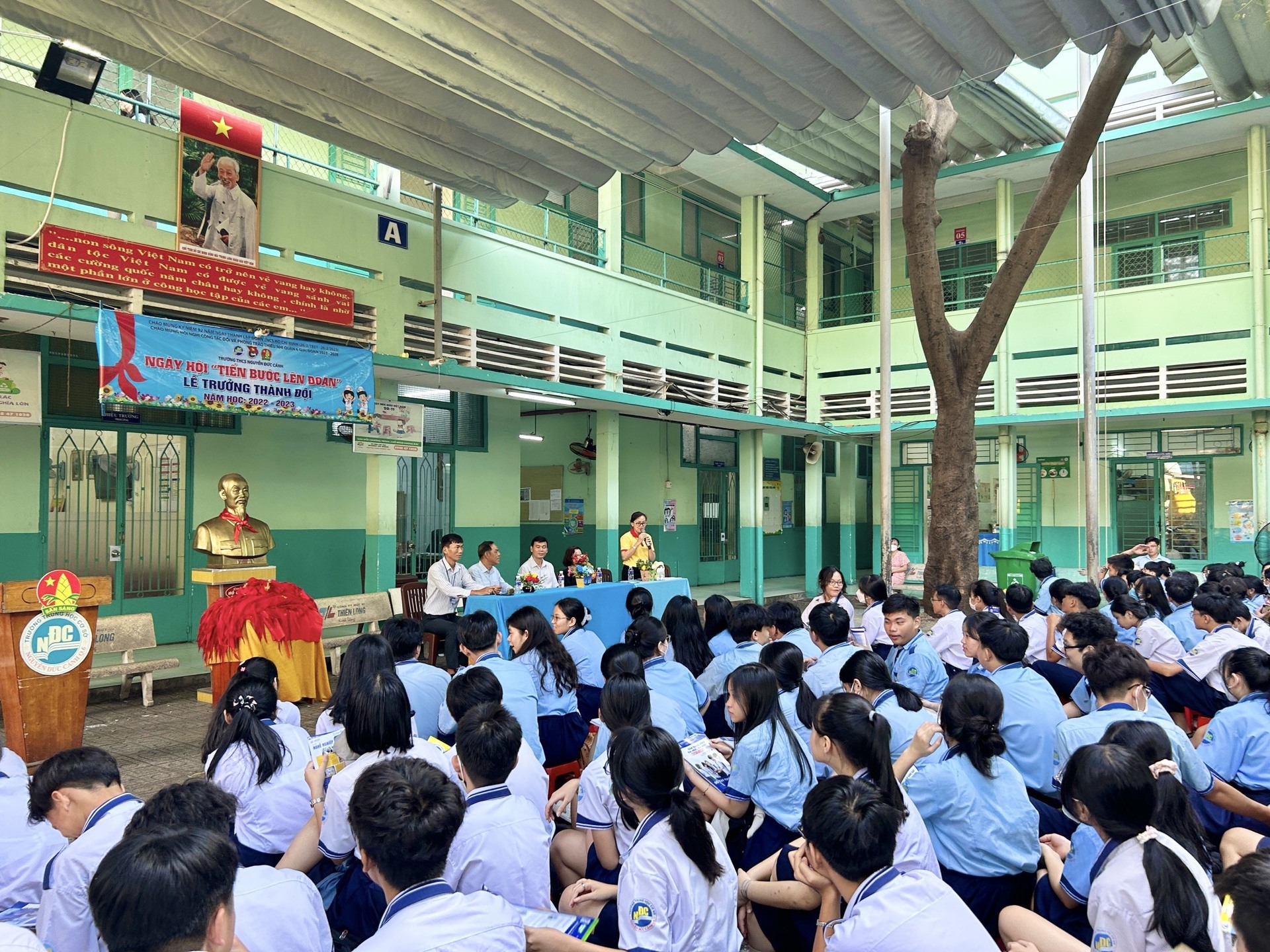 Rộn ràng không khí tư vấn tuyển sinh trong buổi Chào cờ đầu tuần tại Trường THCS Nguyễn Đức Cảnh