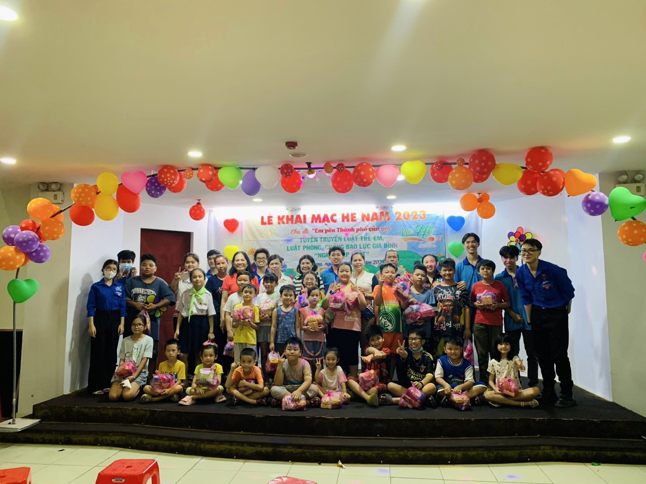 Sinh viên ITC phối hợp tổ chức hoạt động chương trình hè cho các em thiếu nhi phường Phú Trung, quận Tân Phú
